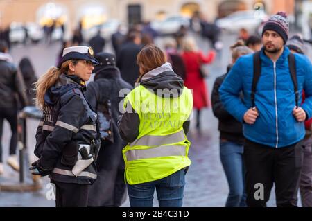 Roma, Italia - 04 Marzo 2020: Polizia comunale in Piazza di Spagna, due donne in uniforme controllano la sicurezza dei cittadini e dei turisti nella città cen Foto Stock