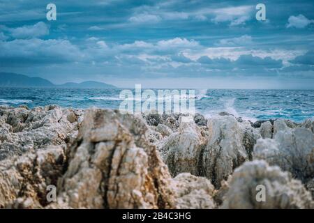 Maltempo sulla costa rocciosa. Onde che si infrangono contro la costa rocciosa. Drammatica cloudscape. Foto Stock