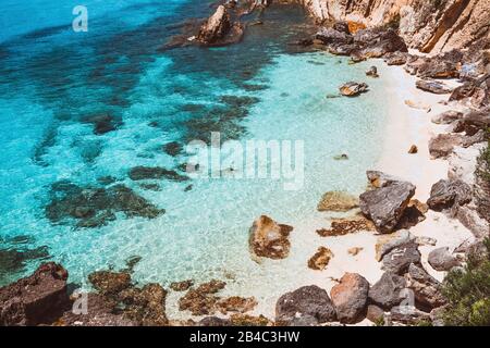 Spiaggia vuota nascosta con acqua di mare turchese e pura vicino a scogliere di roccia bianca situato nella famosa spiaggia di Platys e Makrys gialos, Argostoli, Cefalonia isola, Ionio, Grecia. Foto Stock