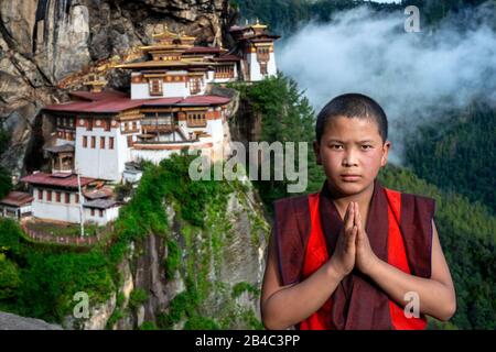 Monaco nel monastero di Taktsang Goemba o Tigers nidificano nella valle di Paro, Bhutan, Asia. Il Monastero di Paro Taktsang Palphug e il Nido della Tigre sono Foto Stock