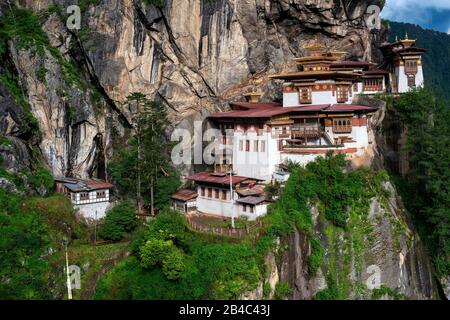 Taktsang Goemba o Tigers nidificano monastero nella valle di Paro, Bhutan, Asia. Il Monastero di Paro Taktsang Palphug e il Nido della Tigre sono un'importante struttura Foto Stock