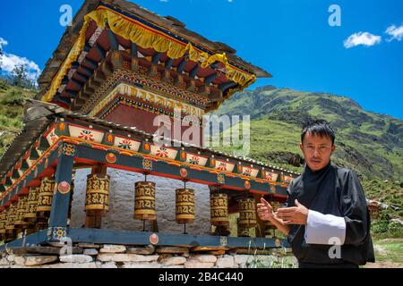 Tamchhog Lhakhang monastero sul fiume Paro chhu, Bhutan. Tempio del cavallo eccellente Foto Stock