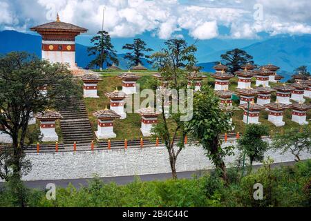 Druk Wangyal Chortens nel Passo di Dochula è un passo di montagna bhutanese situato sulla strada da Thimphu a Punakha. All'interno del pass ci sono 108 memo Foto Stock