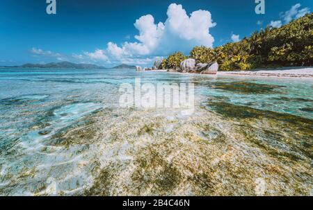 Anse Source d'Argent - Spiaggia Paradiso con rocce bizzarre e laguna poco profonda sull'isola di la Digue alle Seychelles. Foto Stock