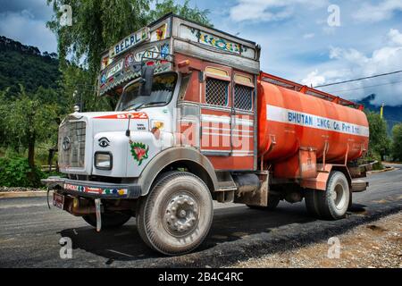 Benzina e camion benzina vecchio veicolo decorato Tata camion che trasporta benzina sull'autostrada nazionale del bhutanese, regione del Punakha, Bhutan Foto Stock