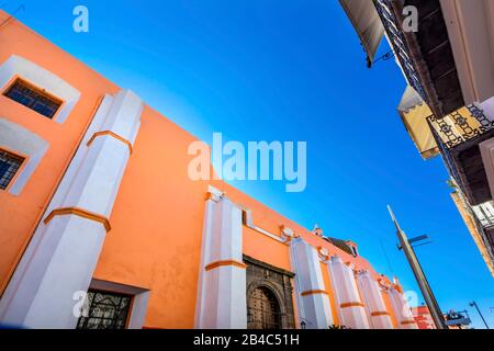 Facciata Arancione Santa Clara De Asis Chiesa Storica Puebla Messico. Clara de Asis era seguace femminile di San Francesco d'Assisi. Costruito da 1600 a 1700s Foto Stock