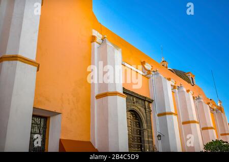 Facciata Arancione Santa Clara De Asis Chiesa Storica Puebla Messico. Clara de Asis era seguace femminile di San Francesco d'Assisi. Costruito da 1600 a 1700s Foto Stock