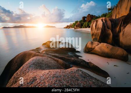 Tramonto da sogno nella splendida spiaggia esotica di Anse Source d'Argent, l'isola di la Digue, Seychelles. Panorama a lunga esposizione. Foto Stock