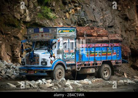 Tronchi albero trasporto camion vecchio veicolo decorato Tata camion trasporto benzina sul Yotong la Pass, Yotongla Pass, Bumthang distretto, Bhutan Foto Stock