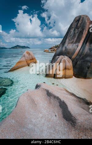 Il famoso paradiso spiaggia tropicale Anse Source d'Argent su La Digue, granito in modo univoco le formazioni rocciose. Foto Stock