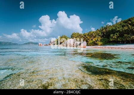 Anse Source d'Argent - Paradise Beach con bizzarre rocce, laguna poco profonda acqua su La Digue Island alle Seychelles. Foto Stock