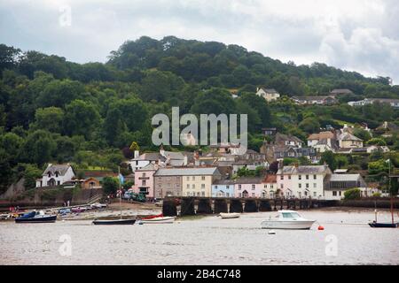 Case dai colori vivaci sul fiume: Dittisham dal fiume Dart, South Devon, Inghilterra, Regno Unito Foto Stock