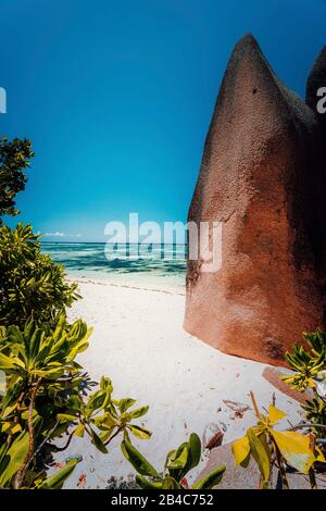 Percorso a piedi tra grandi massi di granito su Anse Source d'Argent spiaggia, la Digue isola Seychelles. La maggior parte della posizione famosa nel mondo. Concetto di viaggio per le vacanze. Foto Stock