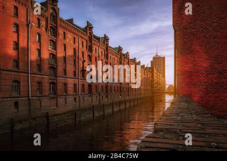 Quartiere dei magazzini Speicherstadt durante il tramonto ad Amburgo, Germania. Vecchi edifici in mattoni del quartiere Hafencentity. Patrimonio dell'umanità dell'UNESCO. Foto Stock