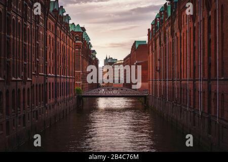 Quartiere dei magazzini Speicherstadt ad Amburgo, Germania. Vecchi edifici in mattoni e canale del quartiere Hafencentity. Patrimonio dell'umanità dell'UNESCO. Foto Stock
