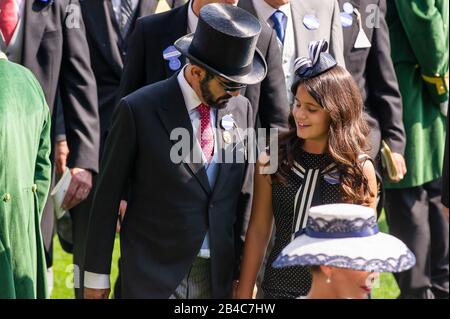 Royal Ascot, Berkshire, Regno Unito. 20th giugno 2017. Governatore di Dubai e primo ministro degli Emirati Arabi Uniti, Sheikh Mohammed bin Rashid al Maktoum assiste al Royal Ascot con la moglie Principessa Haya di Giordania e la loro figlia Sheikha al Jalila. Credito: Maureen Mclean/Alamy Foto Stock