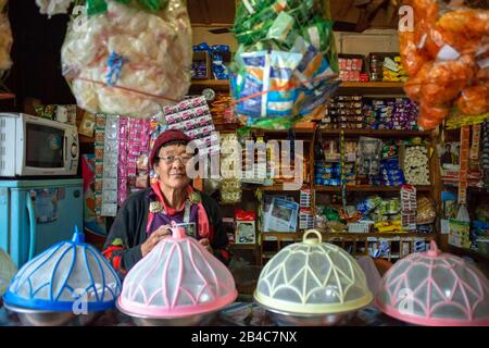 Vecchia donna in un vecchio negozio generale nel villaggio di Hana nella vallery Hao Bhutan. Foto Stock