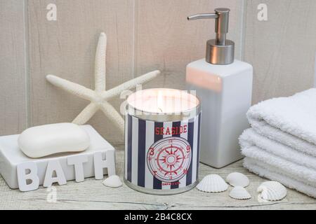 maritime spa ancora vita con candela nautica, sapone, asciugamani e conchiglie Foto Stock