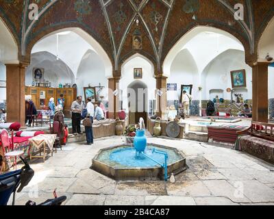 Kashan, Iran. 29th aprile 2017. Vista sulla città di Kashan - la casa da tè Hamam-e Khan nel bazar della città iraniana di Kashan, presa il 29 aprile 2017. | utilizzo credito mondiale: DPA/Alamy Live News Foto Stock