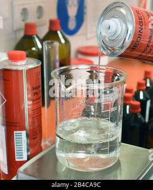 Lipsia, Germania. 06th Mar, 2020. In un laboratorio del Rosenapotheke am Auwald di Lipsia, un farmacista riempie un bicchiere di alcol isopropilico per una soluzione igienica per la disinfezione delle mani secondo le raccomandazioni DELL'OMS. A causa della grande richiesta di questi disinfettanti, i dipendenti stanno producendo questa soluzione di disinfezione per le mani dal 2-propanolo (alcol), perossido di idrogeno, glicerolo e acqua purificata fornita dal grossista da giovedì, 05.03.2020. Credit: Waltraud Grubitzsch/Zb-Zentralbild/Dpa/Alamy Live News Foto Stock