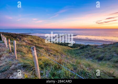 Un percorso attraverso le dune in spiaggia tra sorede e Vebenabos Foto Stock