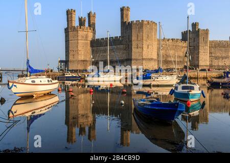 Castello di Caernarfon, Castell Caernarfon, anglicizzato come Castello di Carnarvon o Castello di Caernarvon è una fortezza medievale, Gwynedd, Galles nord-occidentale, UE Foto Stock