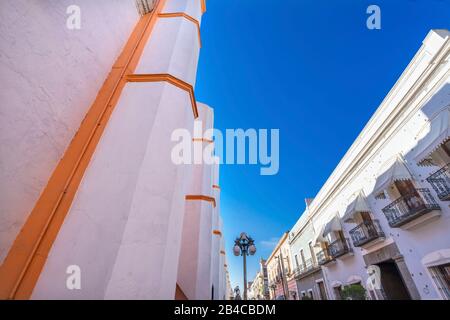 Facciata Arancione Santa Clara De Asis Chiesa Storica Città Street Balconi Puebla Messico. Clara de Asis era seguace femminile di San Francesco d'Assisi. B Foto Stock