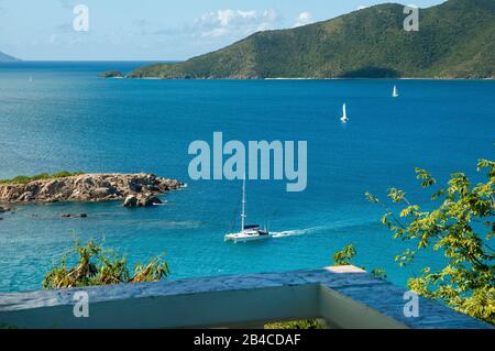 Vista panoramica con catamarano dall'Isola di Great Camanoe all'Isola di Guana sulle Isole Vergini Britanniche, Caraibi Foto Stock