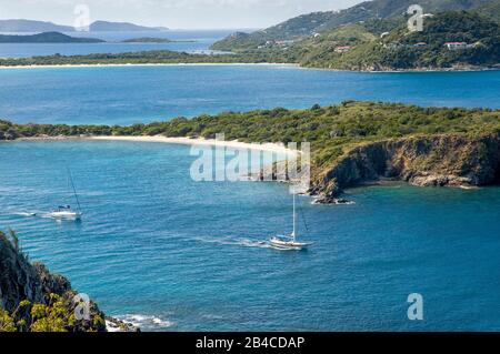 Vista panoramica dall'Isola di Great Camanoe all'Isola Di Little Camanoe, Tortola e L'Isola Di Beef sulle Isole Vergini Britanniche, Caraibi Foto Stock