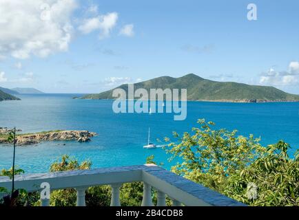 Vista panoramica con barche a vela dall'Isola di Great Camanoe all'Isola di Guana e Tortola sulle Isole Vergini Britanniche, Caraibi Foto Stock