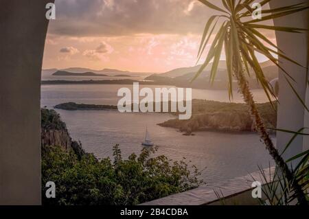 Tramonto panoramico con barca a vela e vista dall'Isola di Great Camanoe all'Isola Di Little Camanoe, Tortola e L'Isola Di Manzo sulle Isole Vergini Britanniche, Caraibi Foto Stock