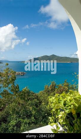 Vista panoramica dall'Isola di Great Camanoe all'Isola di Guana sulle Isole Vergini Britanniche, Caraibi Foto Stock