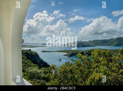 Barca a vela e vista panoramica da Great Camanoe Island a Tortola, Beef Island e Little Camano Island sulle Isole Vergini Britanniche, Caraibi Foto Stock