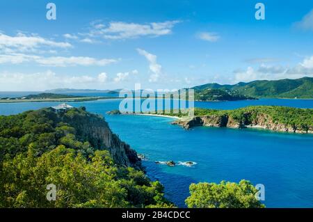 Vista panoramica dall'Isola di Great Camanoe all'Isola Di Little Camanoe, Tortola e L'Isola Di Beef sulle Isole Vergini Britanniche, Caraibi Foto Stock