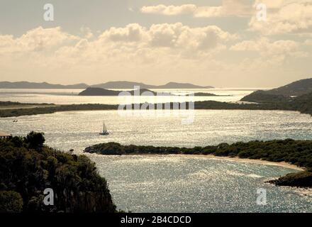 Barca a vela e vista panoramica da Great Camanoe Island a Tortola, Peter e Beef Island e Little Camano sulle Isole Vergini Britanniche, Caraibi Foto Stock