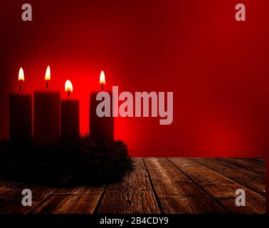 Quattro candele brucianti di Natale su un giuramento di Avvento Foto Stock