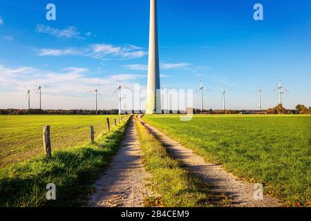 Windmils vicino Uplengen nel Neudorfer Moor Foto Stock