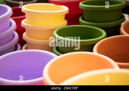 Molti bei vasi di fiori multicolore. Primo piano Foto Stock