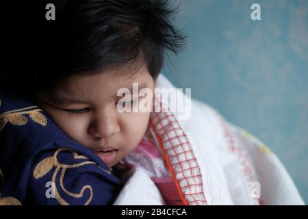 Primo piano del bambino che dorme sulla spalla della madre Foto Stock