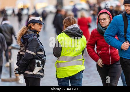 Roma, Italia - 04 Marzo 2020: Polizia comunale in Piazza di Spagna, due donne in uniforme controllano la sicurezza dei cittadini e dei turisti nella città cen Foto Stock