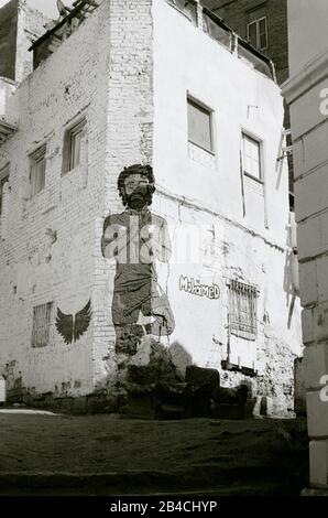 Fotografia in bianco e nero - Arte di strada di Liverpool e Egitto calciatore Mo Salah in Cairo islamico in Egitto in Nord Africa Medio Oriente Foto Stock