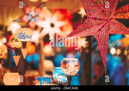 Primo piano di stelle colorate illuminate sull'albero di Natale al mercatino di Natale di Amburgo, Germania. Foto Stock