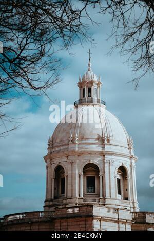 La cupola bianca del Pantheon Nazionale di Lisbona. Cielo blu sullo sfondo, Lisbona, Lisbona, Lissabon, Portogallo, Europa Foto Stock