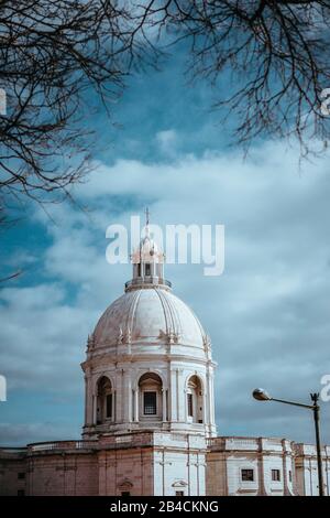 La cupola bianca del Pantheon Nazionale di Lisbona. Cielo blu sullo sfondo, Lisbona, Lisbona, Lissabon, Portogallo, Europa Foto Stock