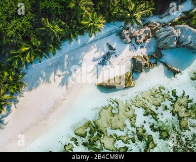 Seychelles, La Digue. Veduta aerea della splendida spiaggia tropicale Anse Source d'Argent. Vacanze estive e concetto di viaggio. Foto Stock