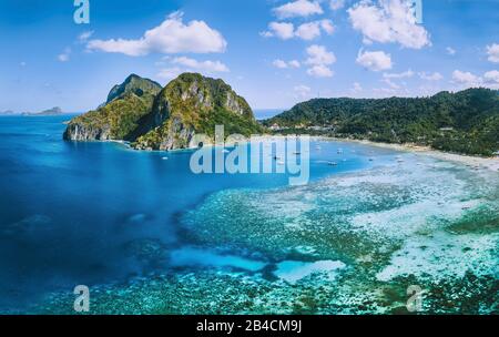 Veduta aerea panoramica della laguna di Corong Corong con barche ormeggiate. El Nido Villaggio, Palawan, Filippine. Foto Stock