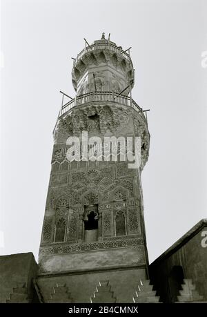 Mammluk Complesso Minareto di Moschea Madrasa e Mausoleo del Sultano al Nasr Muhammed a Bein al Qasreen nel Cairo islamico Fatimid in Egitto nel Nord Africa Foto Stock