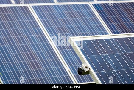 Pannelli solari. Dettaglio di una moderna azienda solare con particolare attenzione al pannello in primo piano. Foto Stock