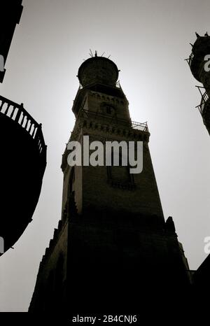 Mammluk Complesso Minareto di Moschea Madrasa e Mausoleo del Sultano al Nasr Muhammed a Bein al Qasreen nel Cairo islamico Fatimid in Egitto nel Nord Africa Foto Stock