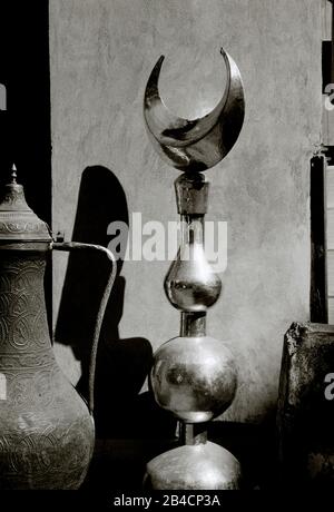 Fotografia di viaggio in bianco e nero - la luna e la mezzaluna del minareto della moschea in vendita a Islamic Fatimid Cairo Egitto in Nord Africa Medio Oriente - Serenity Foto Stock